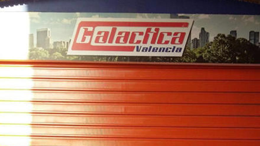 El gimnasio Galactica de l´Eliana, con la persiana bajada.