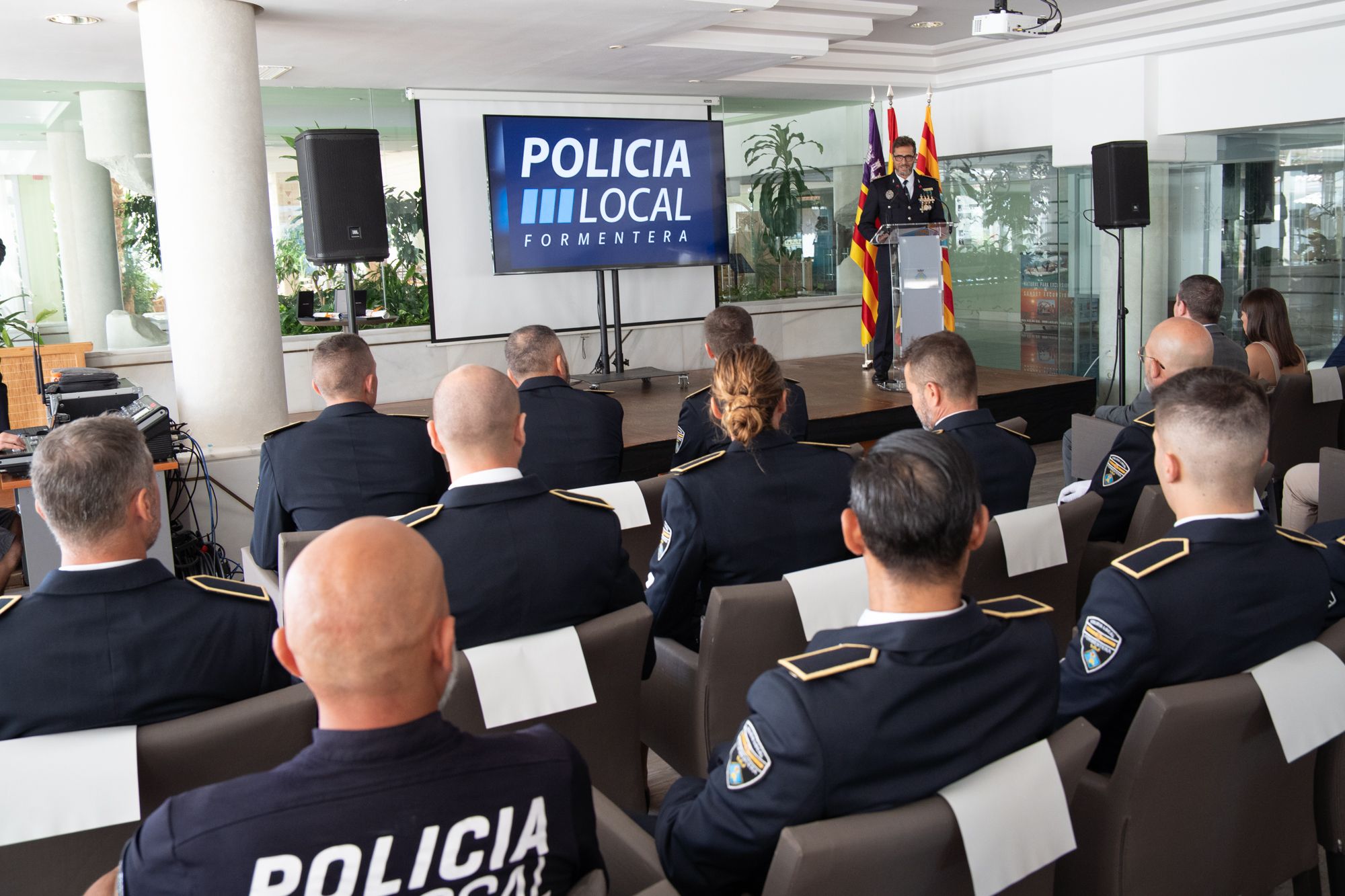 Así ha sido la entrega de medallas para premiar la labor de tres policías de Formentera