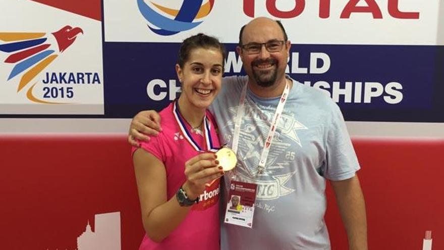 Ernesto García y Carolina Marín con la medalla de oro en el Mundial.