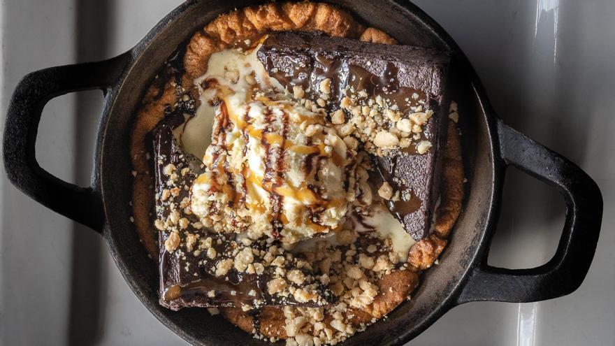 El brownie más sano, fácil y rápido de hacer: se cocina a la sartén y no lleva azúcar ni harinas