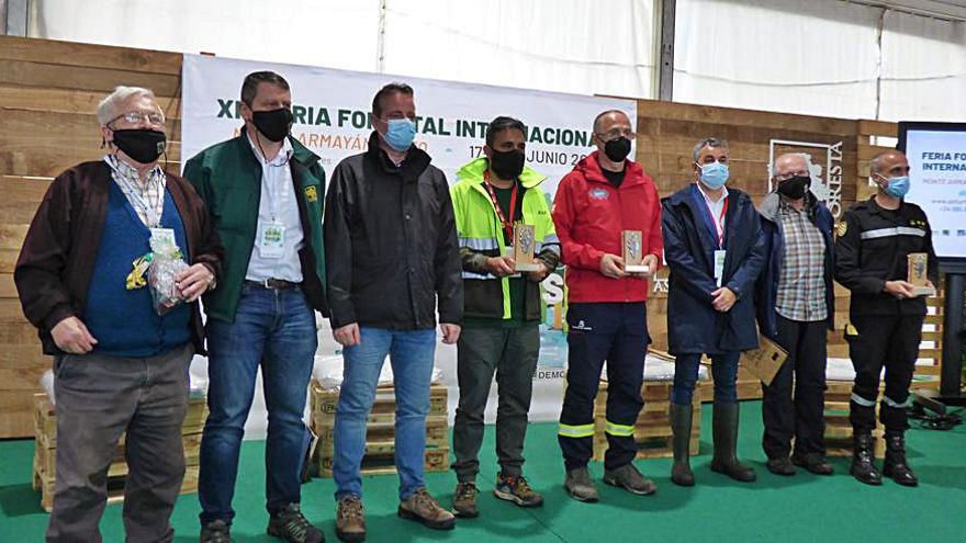 Los galardonados en Asturforesta, con las autoridades.