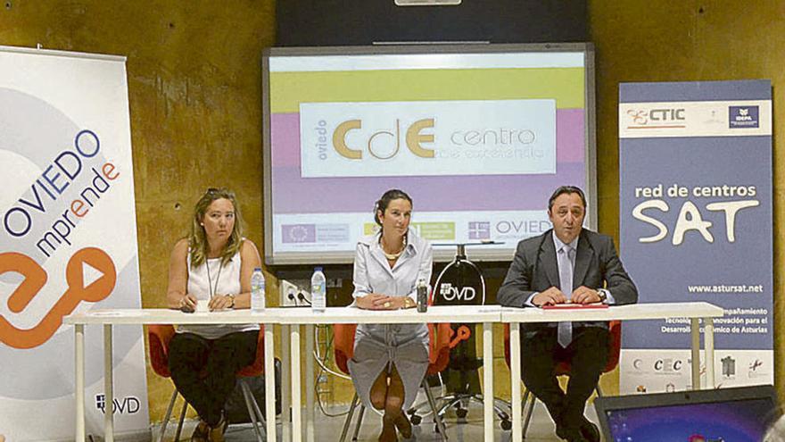 Por la izquierda, Mónica Velasco, responsable municipal del Centro de Excelencia; Silvia Junco, concejala de Empleo, y Jorge Palacio, ayer, durante la sesión informativa.