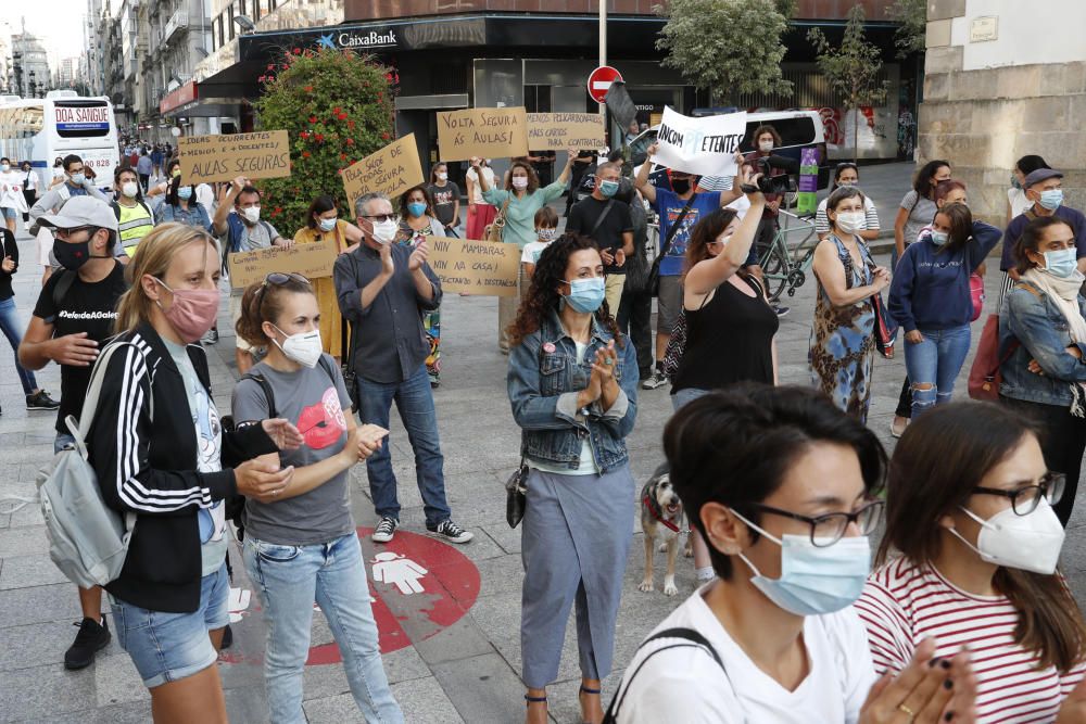 Los manifestantes, frente al museo Marco.