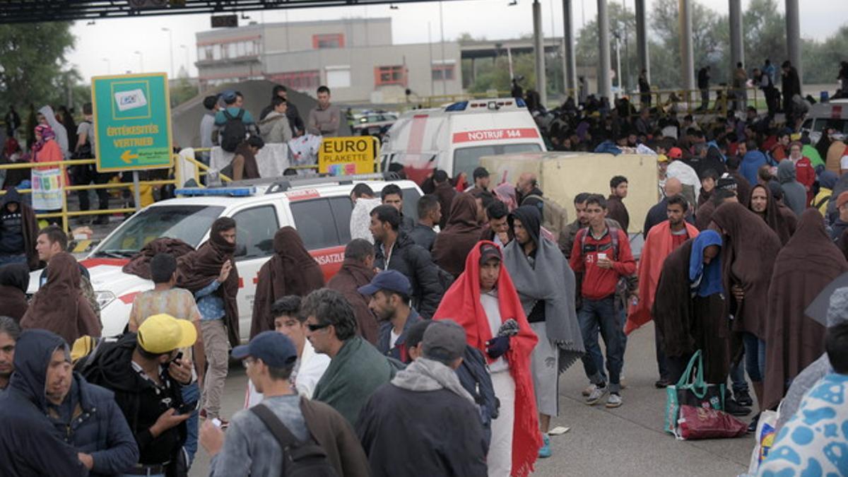 Los primeros refugiados han llegado en autobuses desde Hungría a Nickelsdorf, en la frontera de Austria