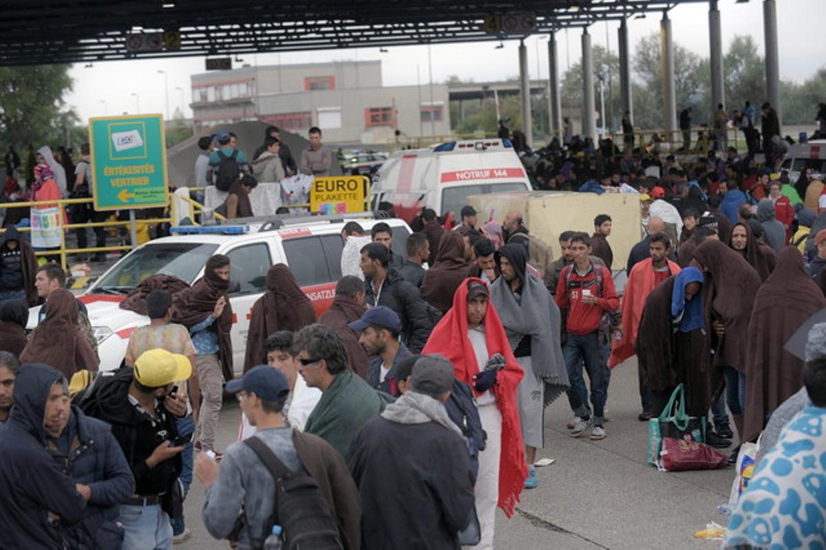 Els primers refugiats han arribat en autobusos des d’Hongria a Nickelsdorf, a la frontera d’Àustria.