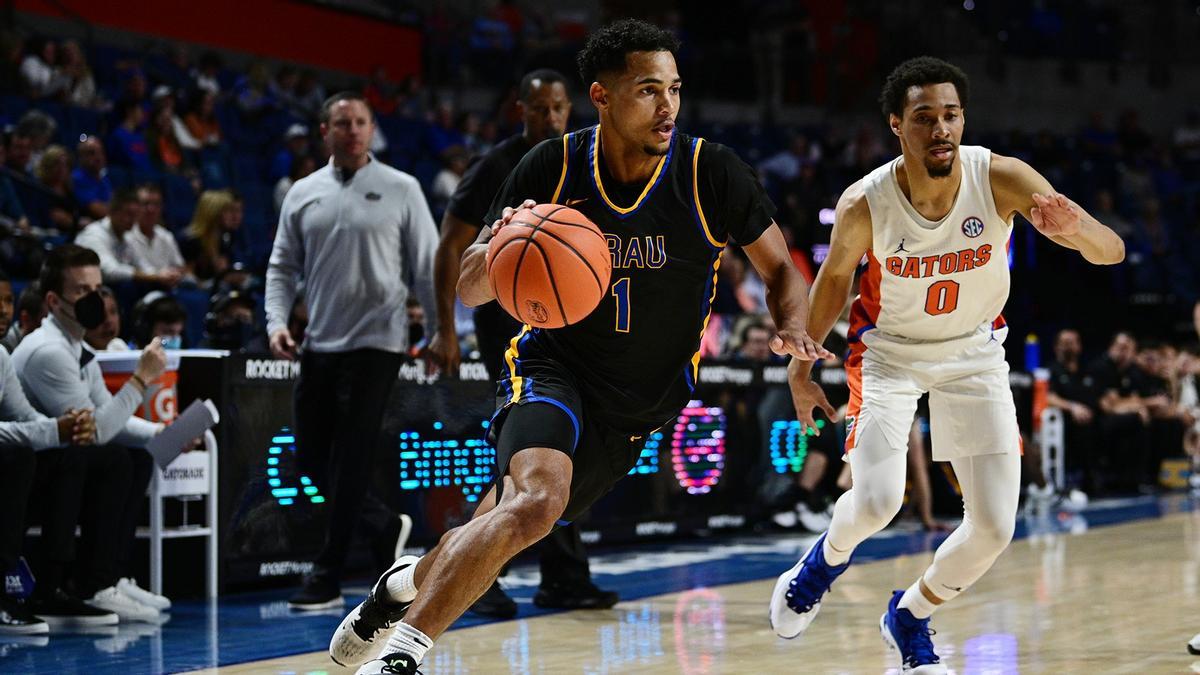 Romeo Crouch, a la izquierda, ante Myreon Jones, en un partido entre Florida y Embry-Riddle del año pasado.