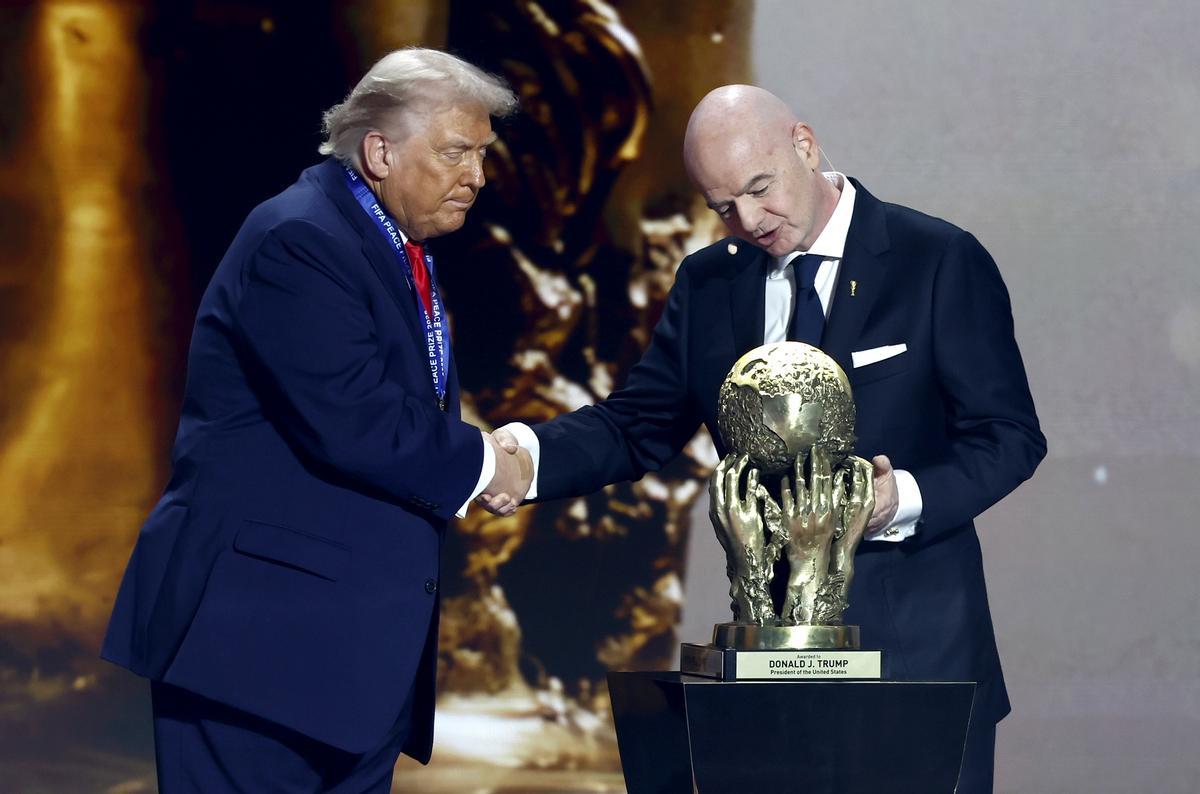 El presidente de Estados Unidos, Donald Trump (izq.), recibe el Premio de la Paz; entregado por el presidente de la FIFA, Gianni Infantino (der.) durante el sorteo de los grupos del Mundial