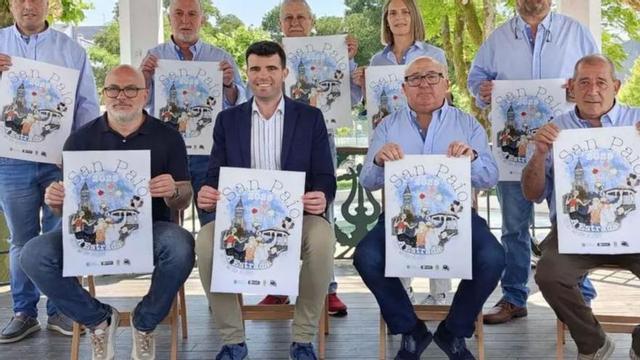 A comisión de festas e o alcalde na presentación do cartel. | S.P.