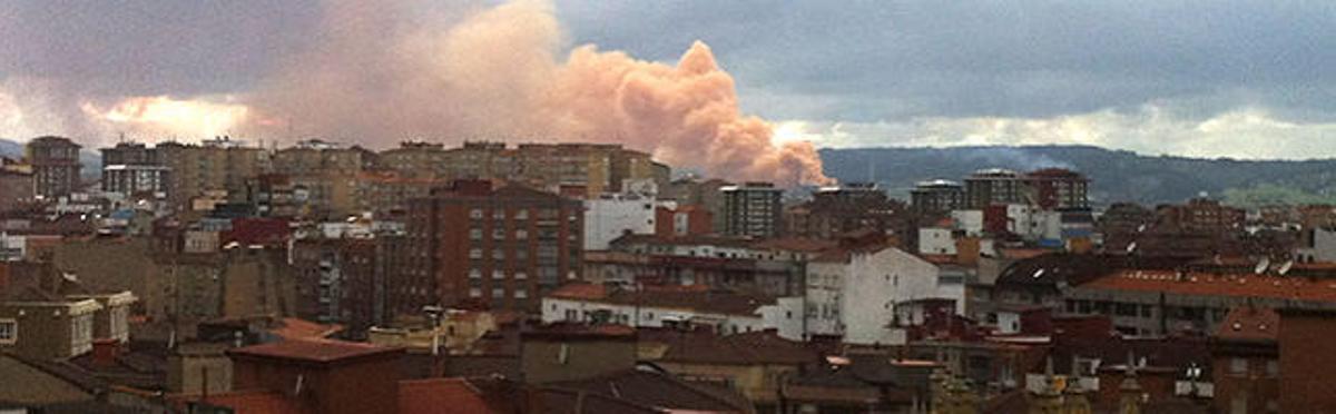 Una avería en un alto horno de Arcelor provoca una enorme nube roja y siembra la alarma en Gijón