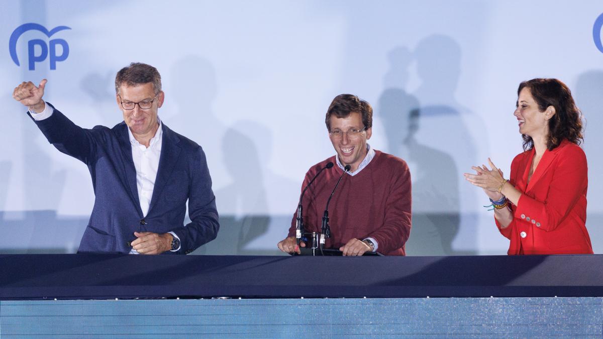 PP-Chef Alberto Núñez Feijóo (l), Madrids Bürgermeister José Luis Martínez-Almeida und Isabel Díaz Ayuso, Präsidentin der Gemeinde Madrid, feiern den Sieg der Partei im nationalen Sitz der PP in Madrid.