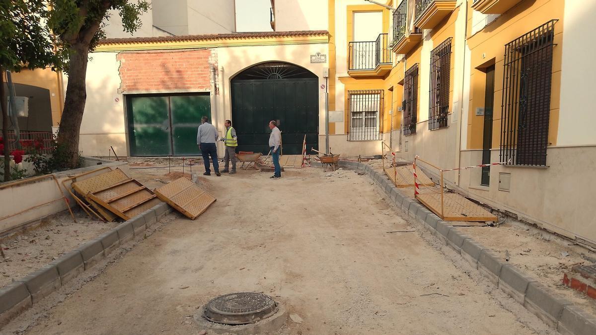 Obras en las calles colindantes al Parque Feliz Rodríguez de la Fuente en Aguilar de la Frontera.