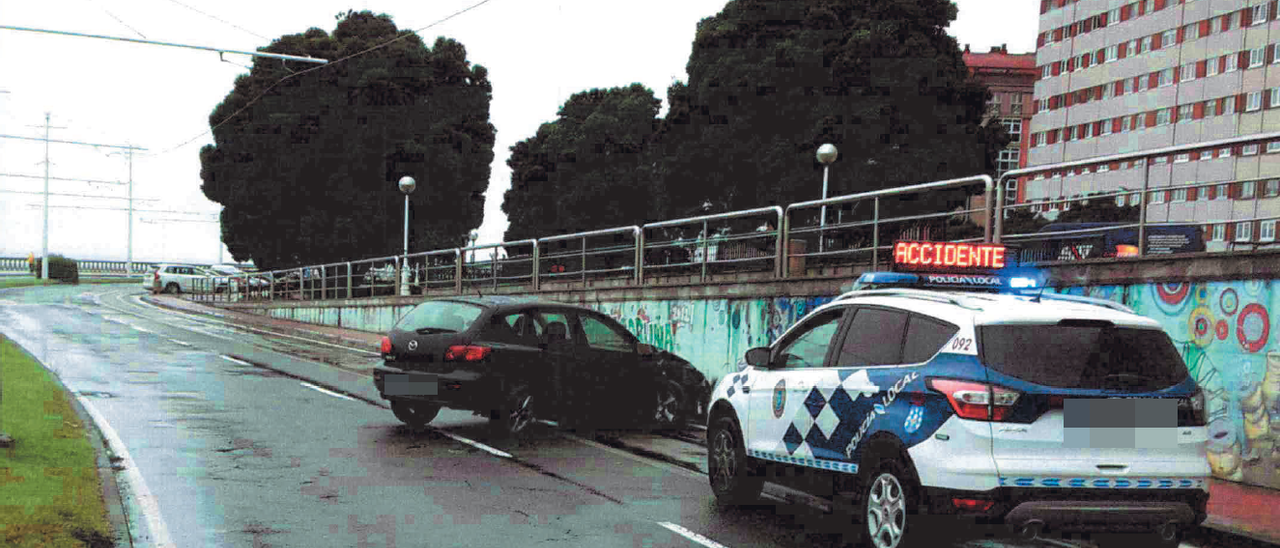 El coche accidentado, en el paseo marítimo, a la altura de As Lagoas, en 2019. |   // CEDIDA