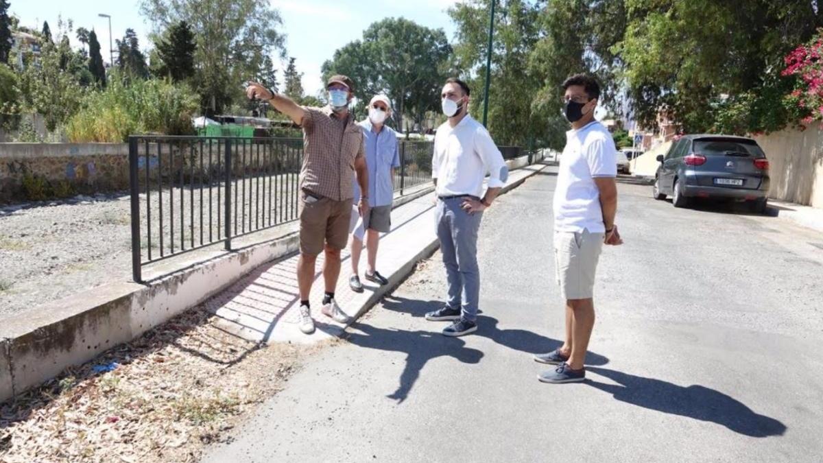 El concejal del PSOE Mariano Ruiz junto con vecinos en La Pelusa.