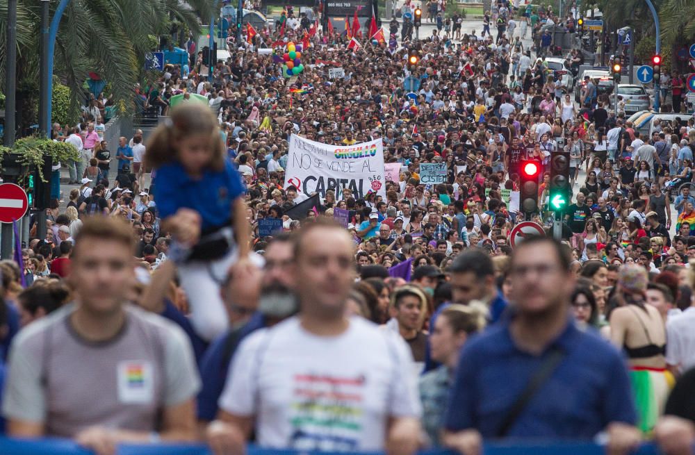 Alicante ondea la bandera del Orgullo LGTBI