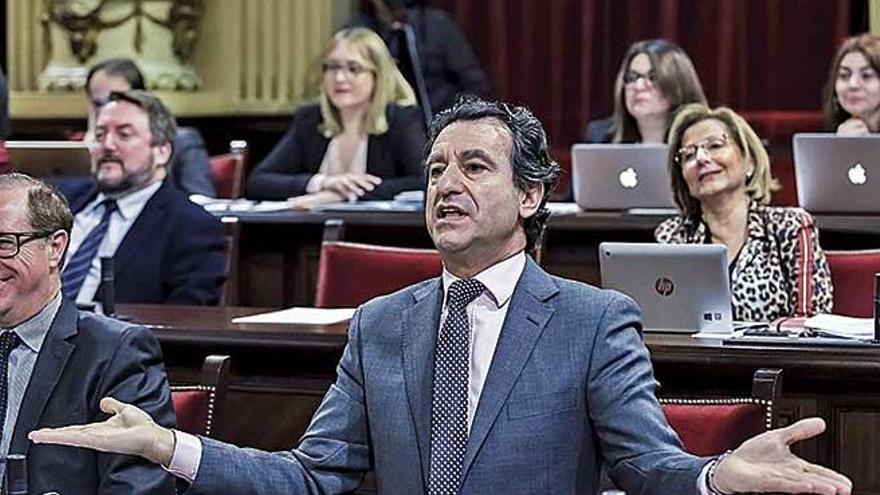 Biel Company, lÃ­der del PP, en una sesiÃ³n plenaria del Parlament.