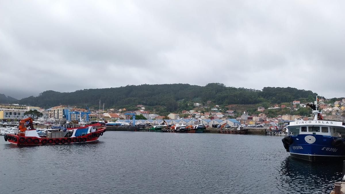 Un barco bateeiro regresa este martes al puerto de Bueu para amarrar.