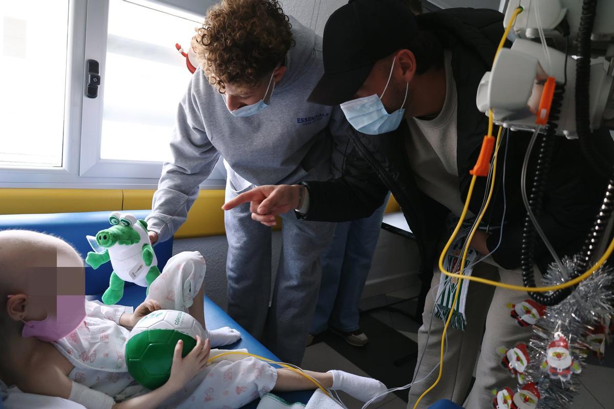 Simo regala un peluche de Koki a un niño en el Reina Sofía.