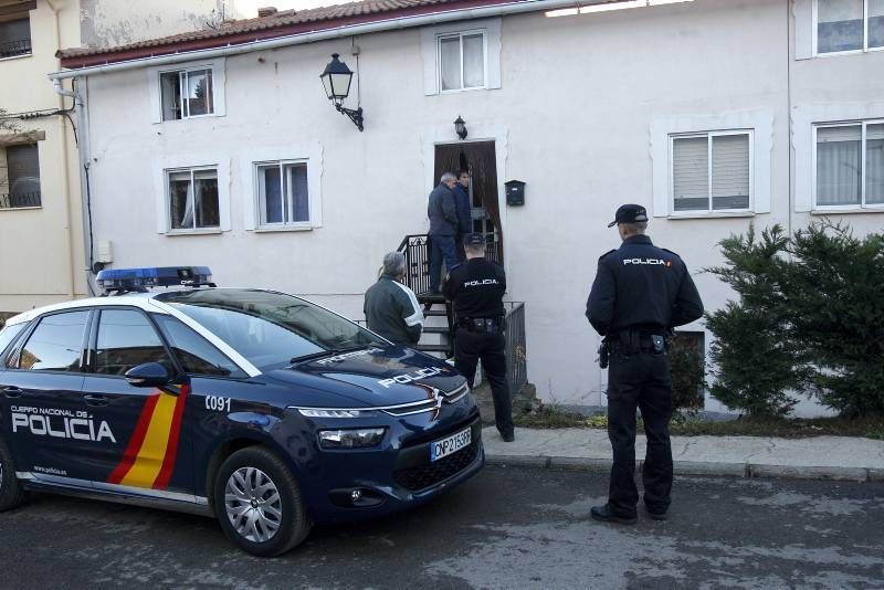 Un turolense estrella su coche contra la sede del PP en Madrid