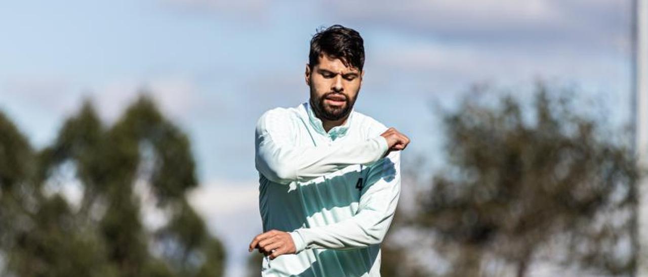 Néstor Araújo, en el entrenamiento vespertino de ayer.