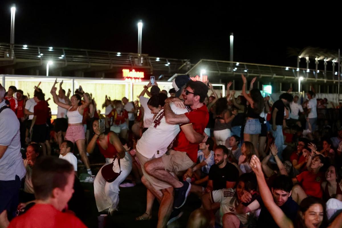 Alicante se vuelca con España: así se vive el partido en la pantalla gigante de la Zona Volvo