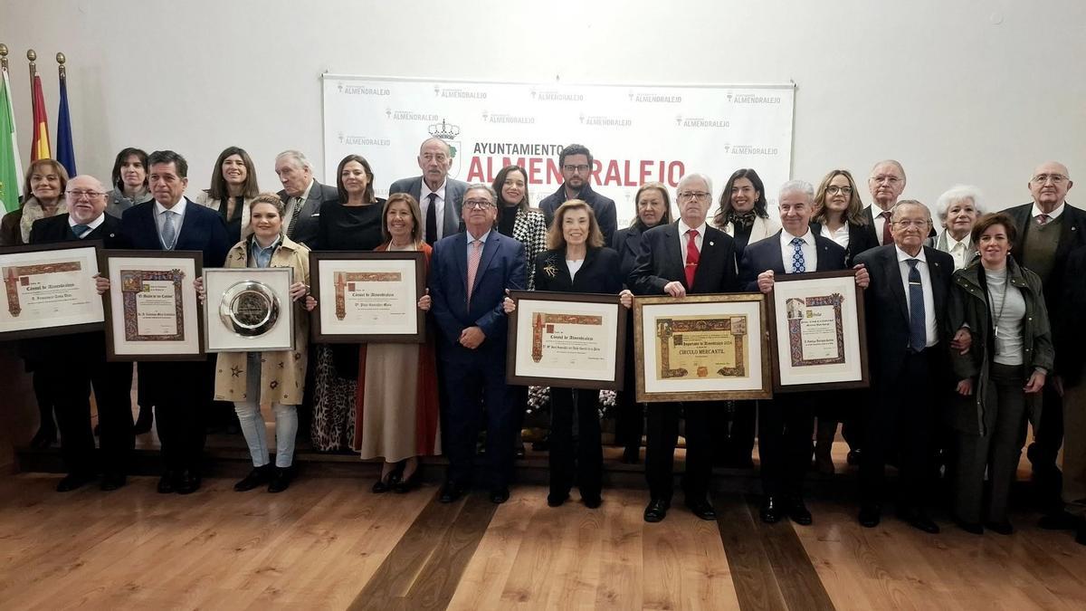 Foto de familia de los premiados por el CIT