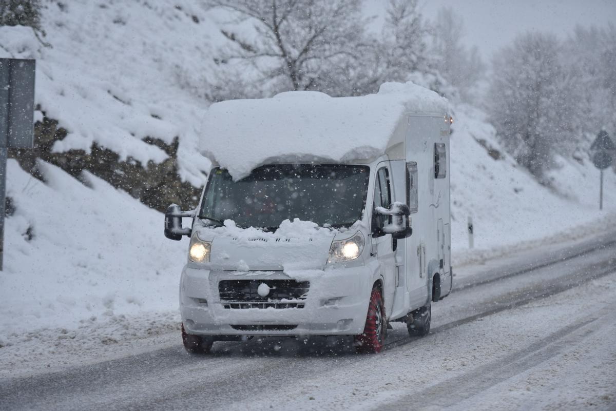 La nieve complica la circulación por las carreteras del norte de Aragón