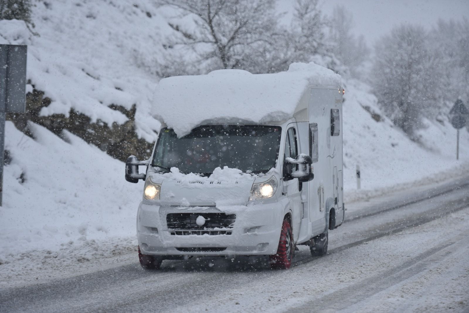 La nieve complica la circulación por las carreteras del norte de Aragón