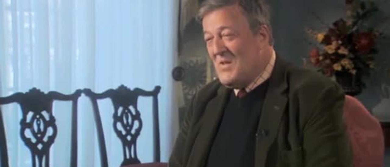 Un fragmento de la entrevista en RTÉ en el que Stephen Fry realizó las declaraciones investigadas por blasfemia.