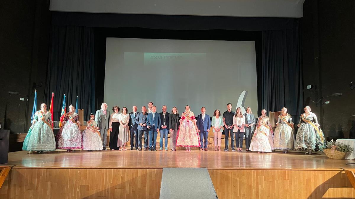 Foto de familia de todos los galardonados en los Premios Sant Vicent Ferrer Ciutat de la Vall d’Uixó.