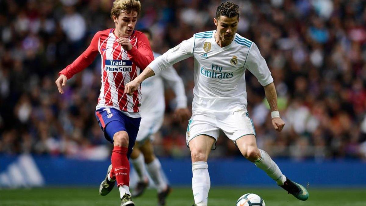 Cristiano Ronaldo frente a Griezmann, en un Madrid - Atlético