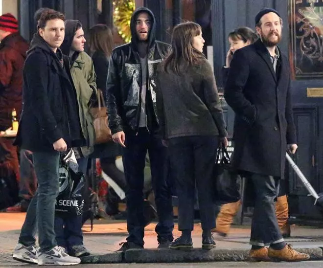Robert Pattinson disfruta de los amigos en Londres