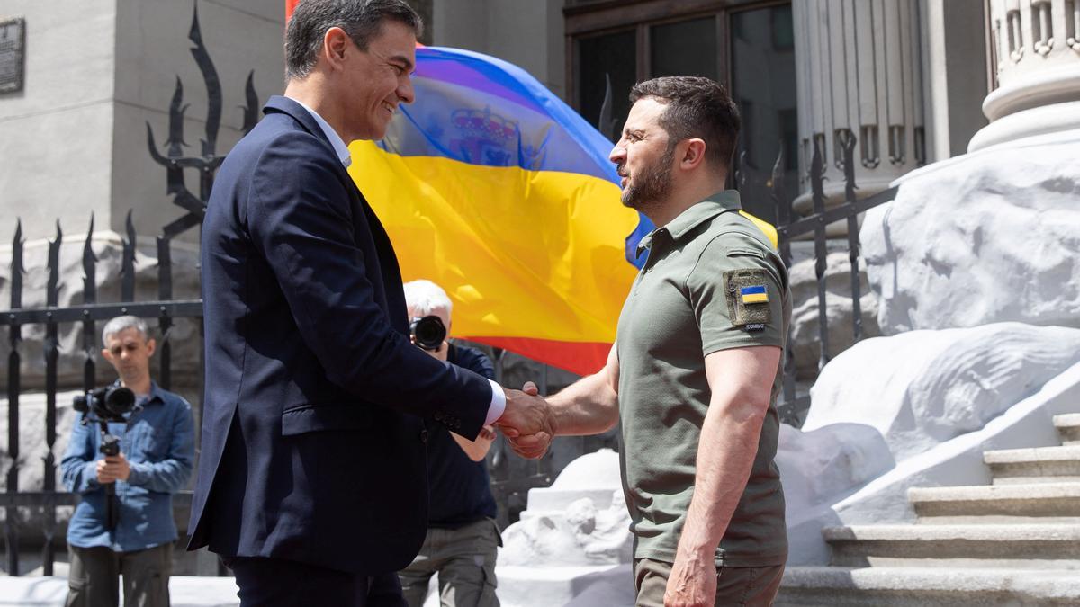 El jefe del Gobierno español, Pedro Sánchez, saluda al presidente de Ucrania, Volodímir Zelenski, este sábado en Kiev.