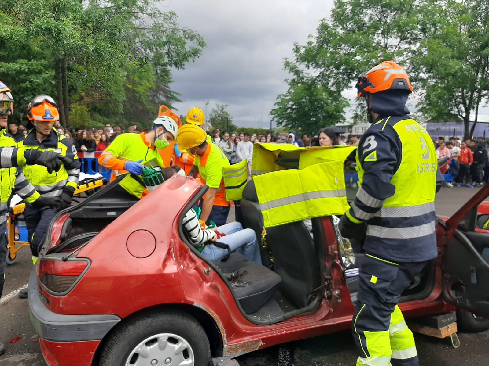 El IES de Noreña se examina de Emergencias: así ha sido el simulacro de accidente celebrado en el centro
