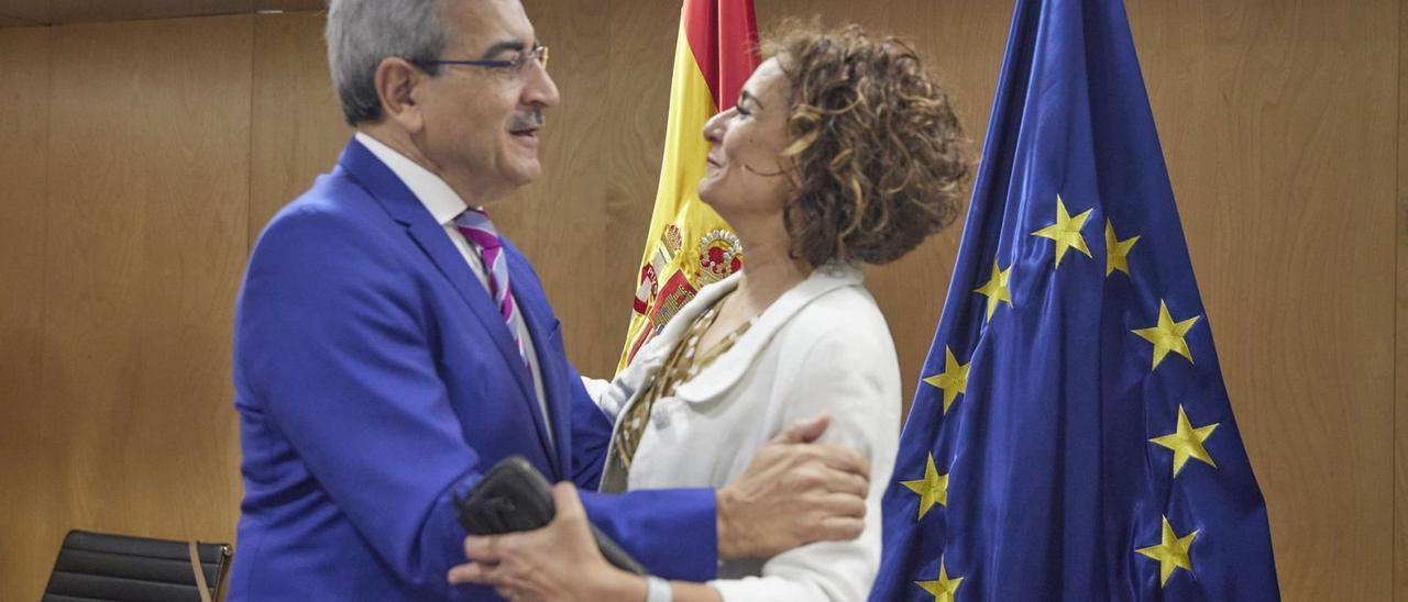 Román Rodríguez saluda a la ministra María Jesús Montero momentos ante de la reunión del Consejo de Política Fiscal y Financiera.