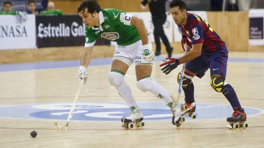 Jordi Bargalló conduce la bola perseguido por un azulgrana en Riazor.