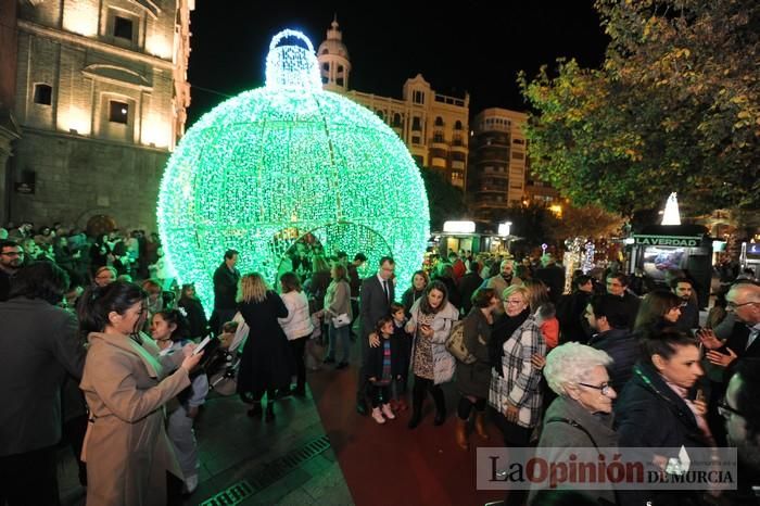 Estrellas y bolas ya brillan en las calles de Murcia