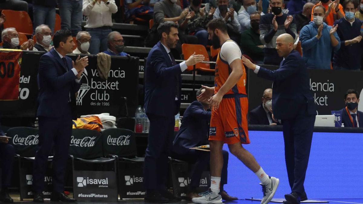 Bojan Dubljevic se dirige al banquillo en el partido del pasado sábado. | J. M. LÓPEZ