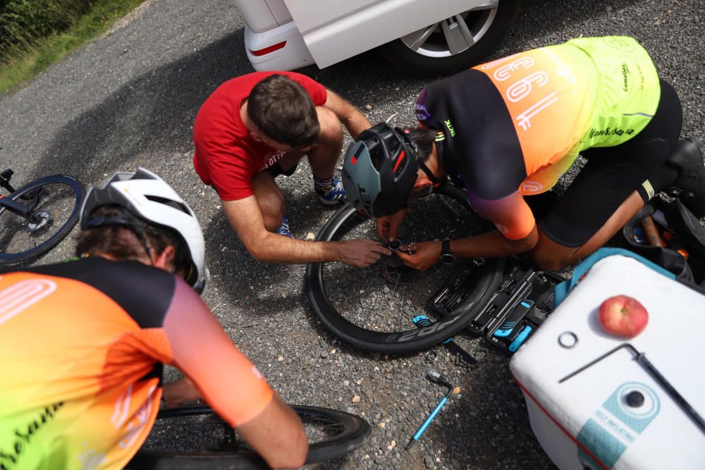 Els ciclistes van haver d’afrontar junts les incidències.