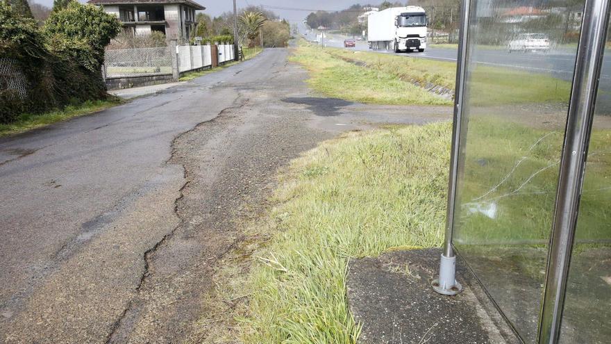 Fochanca nunha pista da parroquia de Marantes, paralela á N-550. O acondicionamento de carreteras é unha das peticións do Pacto polo Rural / | A.HERNÁNDEZ