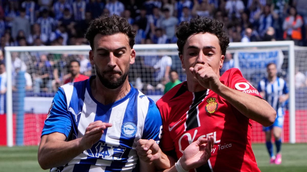Jan Virgili, peleando un balón contra un jugador del Alavés