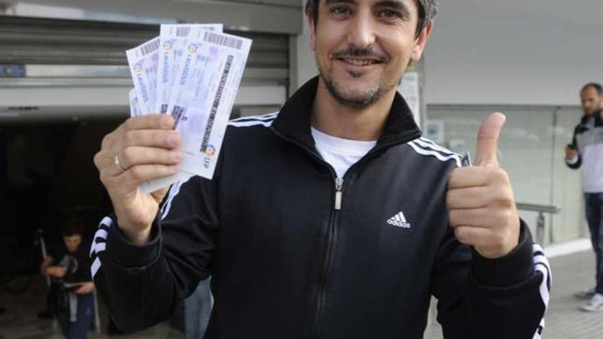 Un socio blanquiazul muestra orgulloso las entradas obtenidas para el duelo ante el Sporting. / carlos pardellas