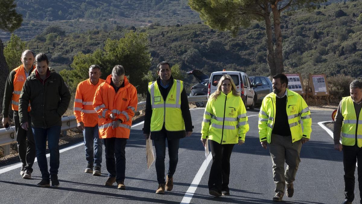 La presidenta de la Diputación, Marta Barrachina, visita las obras de la CV-169 junto al vicepresidente Héctor Folgado.