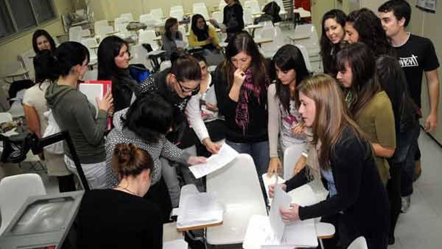 Un grupo de estudiantes de Enfermería, ayer en el Provincial, donde se cursan los estudios.