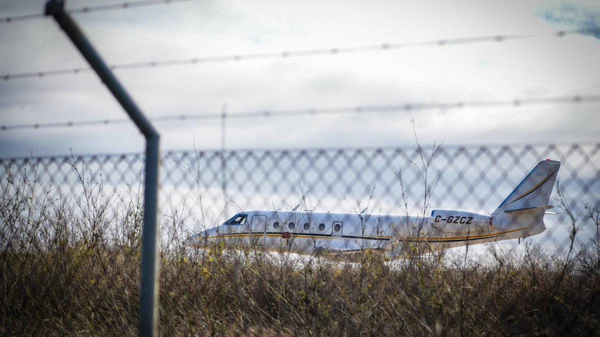 Uno de los aviones privados que ha aterrizado en el aeropuerto de Badajoz, este lunes.