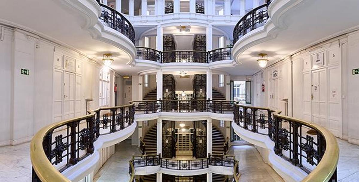 Este edificio situado en la Calle Mayor fue creado por D. Demetrio Plazuelo, de la mano del arquitecto Antonio Palacios