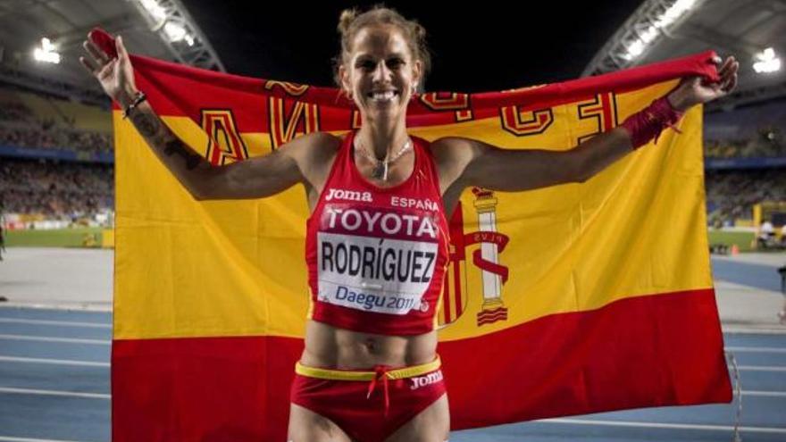 Natalia Rodríguez posa con la bandera de España tras conseguir el bronce en el Mundial.