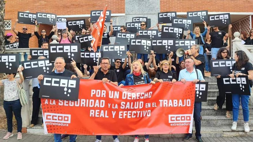 Protesta convocada por CCOO ante la sede de la Creex en Badajoz, este viernes.