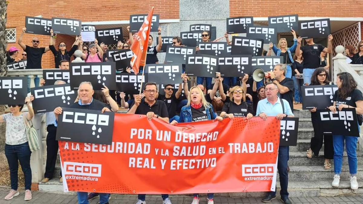 Protesta convocada por CCOO ante la sede de la Creex en Badajoz, este viernes.