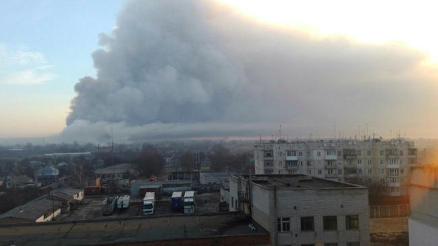 Más de 15.000 evacuados en la explosión de un almacén en Ucrania