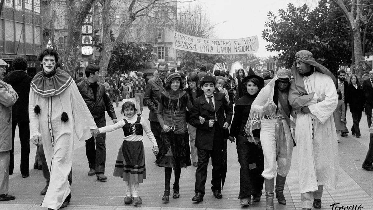 FOTOS DEL CARNAVAL EN MALLORCA: Cuando sa Rua recuperó las calles de Palma tras 40 años de dictadura y prohibición